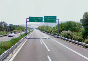 Cartello autostradale che sengala l'uscita del casello di San Benedetto del Tronto-Ascoli Piceno